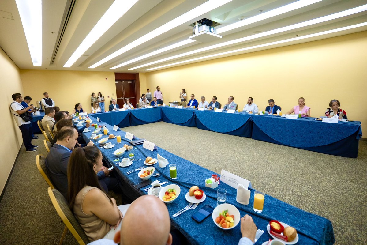 AleGutierrez_mx's tweet photo. ¡Amigos! ¿Cómo va su día? ☀️🦁

El de nosotros, espectacular. 🙌🏻 En los últimos días han visto que nos hemos estado reuniendo con cámaras, organismos y colegios; hoy lo hicimos con la gran familia de CONCAMIN, a quienes les agradezco que nos reciban y sean parte del gran trabajo que estamos haciendo en León. 🤝🏻✨

Les compartimos que para este año invertiremos más de 3 mil 200 millones de pesos en infraestructura. 🚧🏗️

𝗬 𝗰𝘂𝗲́𝗻𝘁𝗲𝗻𝗺𝗲, 𝗺𝘂𝗰𝗵𝗮𝗰𝗵𝗼𝘀… ¿𝗾𝘂𝗲́ 𝗼𝗯𝗿𝗮𝘀 𝗵𝗮𝗻 𝘃𝗶𝘀𝘁𝗼 𝗽𝗼𝗿 𝗹𝗮 𝗰𝗶𝘂𝗱𝗮𝗱? 👀