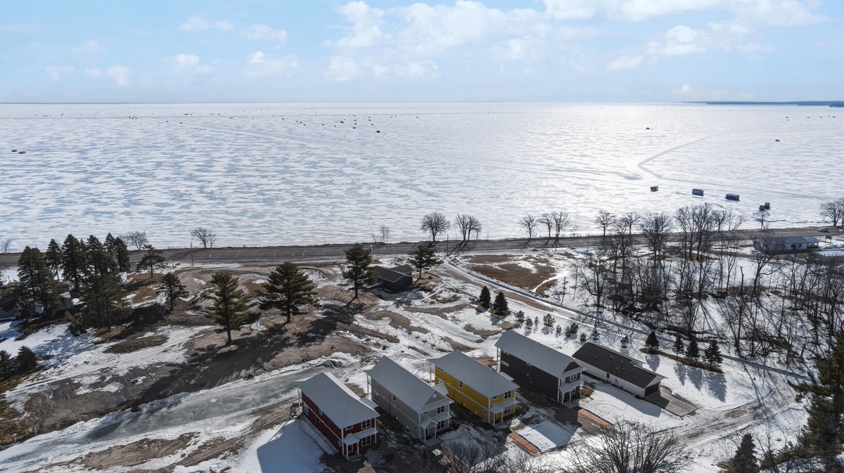 SkyRunVR's tweet photo. Minnesota lake life at its best🚣✨This 2-bedroom home puts you right on the shores of Lake Mille Lacs—step outside with your coffee and watch the morning light stretch across the open water. It's the perfect place for a quiet getaway.

📍Garrison, MN
🔗https://t.co/7O2RCTiids https://t.co/JvsQM6f9io