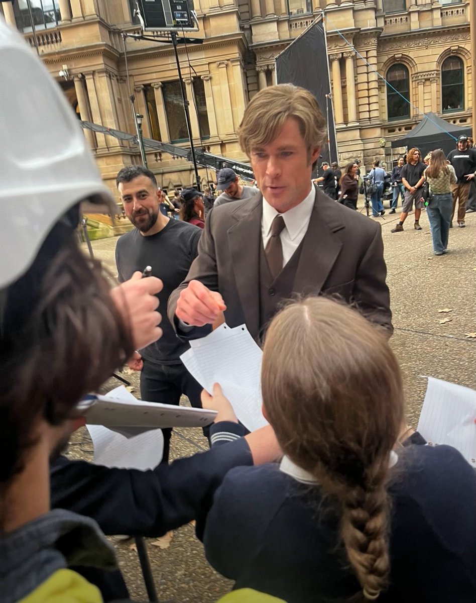 hemsnews's tweet photo. Chris Hemsworth signs autographs for fans on the set of KOCKROACH in Sydney, Australia. 

(via mizpah.luv on TikTok). https://t.co/OHmdytkeGF