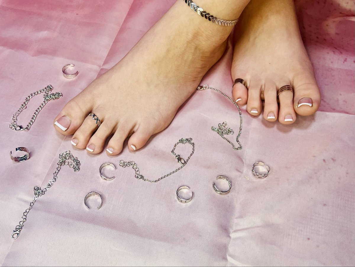 VelvetFeetFJ's tweet photo. Look at what one of my fans got me 😍

More pictures on my @FeetFinder 

https://t.co/uP1PzuY5gn

#FootJewelry #ToeRings #Anklet #FootFetish #SexyFeet #Feet #FeetLovers #BarefootJewelry #ToeRingsFetish #FootModel #FeetJewelry #AnkleJewelry #FanGift #FootContent #FeetPics https://t.co/EKpM2Fq2il