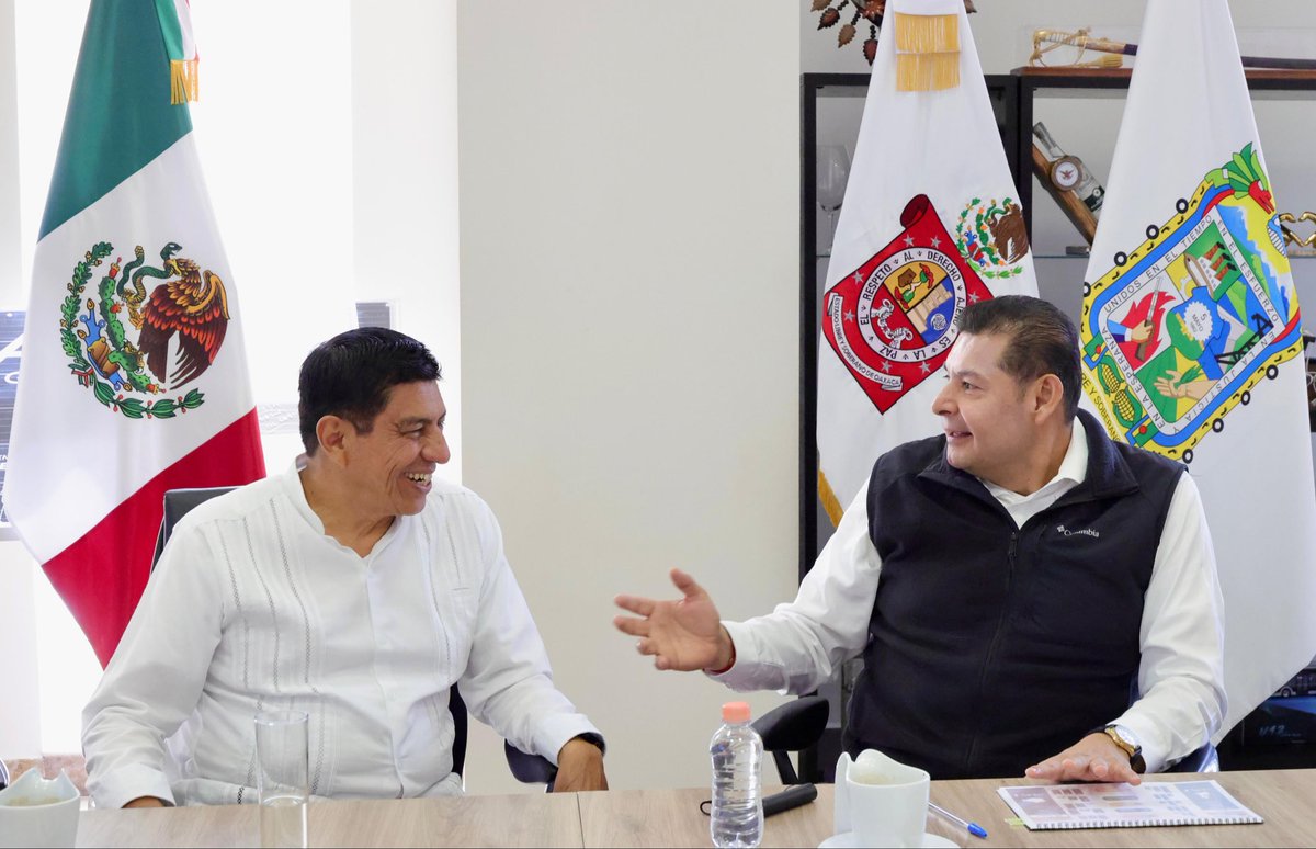armentapuebla_'s tweet photo. Sostuvimos una reunión de trabajo con nuestro compañero gobernador de Oaxaca, @salomonj, para fortalecer acciones conjuntas en materia de gobernabilidad, seguridad y procuración de justicia. 🤝🏼🚔🏳️

Reafirmamos el compromiso de colaboración entre entidades, basado en la cooperación institucional, la paz social y la construcción de estrategias que garanticen el bienestar de las familias, siguiendo la visión de nuestra presidenta, la Dra. @Claudiashein. 🧑‍🧑‍🧒‍🧒🇲🇽✨