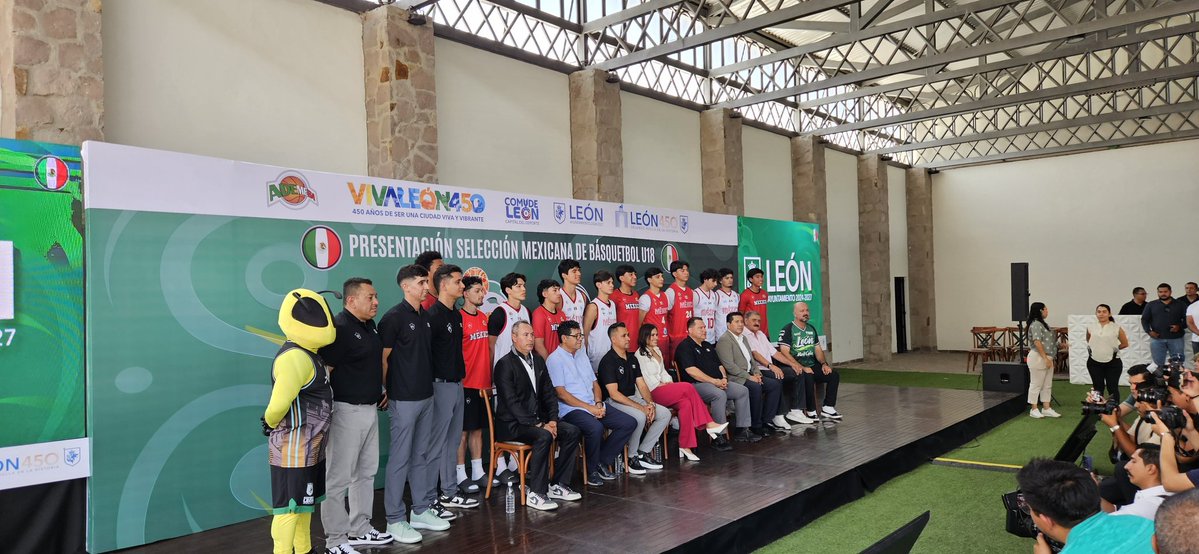 PoderFutbol's tweet photo. Están listos.

Comude León presentó a la Selección Mexicana de Basquetbol Sub 18 que participará en la AmeriCup FIBA, del 1 al 7 de junio en el Domo de la Feria.

Dirigido por Juan Escalante, el equipo mexicano incluye al irapuatense Pedro Villanueva en sus filas. https://t.co/Sl53mM2E1l