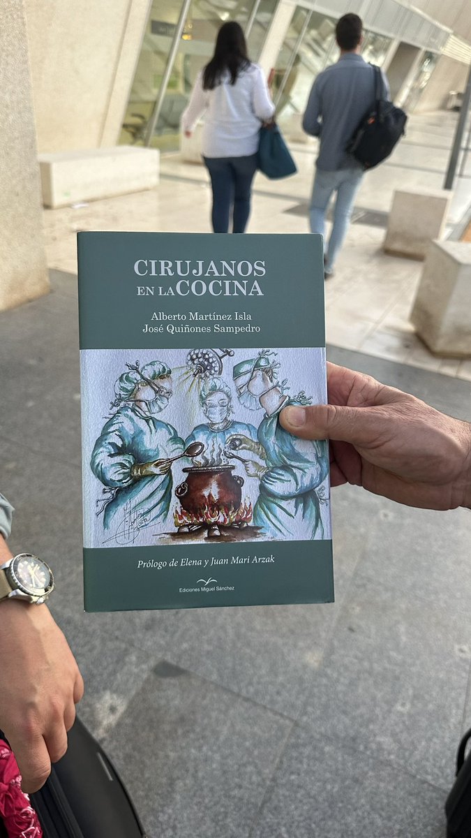albertoalonsoca's tweet photo. Vuelo Madrid-Almería.

Hoy coincido en el avión con los cirujanos Alberto Martínez Isla y José Quiñones Sampedro.

Tiene cojones coincidir en Almería. Ellos vienen a operar, y yo a hablar en un evento de IA. Con Alberto, que trabaja en Londres, nos tocó sentarnos juntos. Hablamos (entre muchas cosas) del sistema de salud británico y de cómo la computación cuántica podría revolucionar algunos casos de uso de sus amigos que trabajan en las firmas de la City.

La vida va de hacer cosas, y la gente más lista te empuja hacia arriba. Hay que rodearse de talento, y volar cerca de ellos ;)