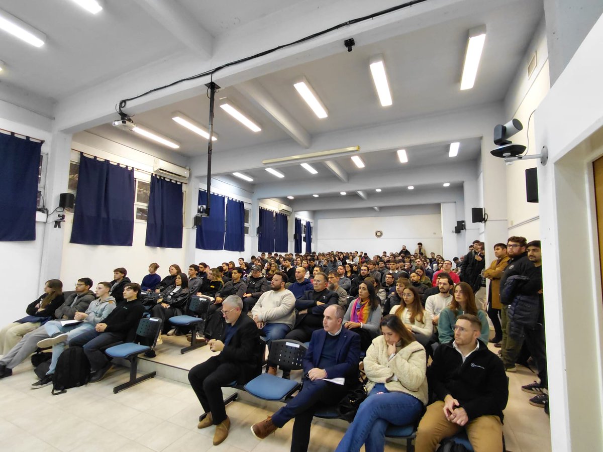 jose_diaz_lbg's tweet photo. Anoche en la UTN Haedo, tuvimos el enorme orgullo y honor de recibir a Daniel Herrero, CEO de Prestige. Quien charlo con los estudiantes acerca de la Industria Automotriz, su presente, sus desafíos y su futuro. Con estas actividades demostramos el nivel de nuestra Universidad. https://t.co/MTfgXBUGS3