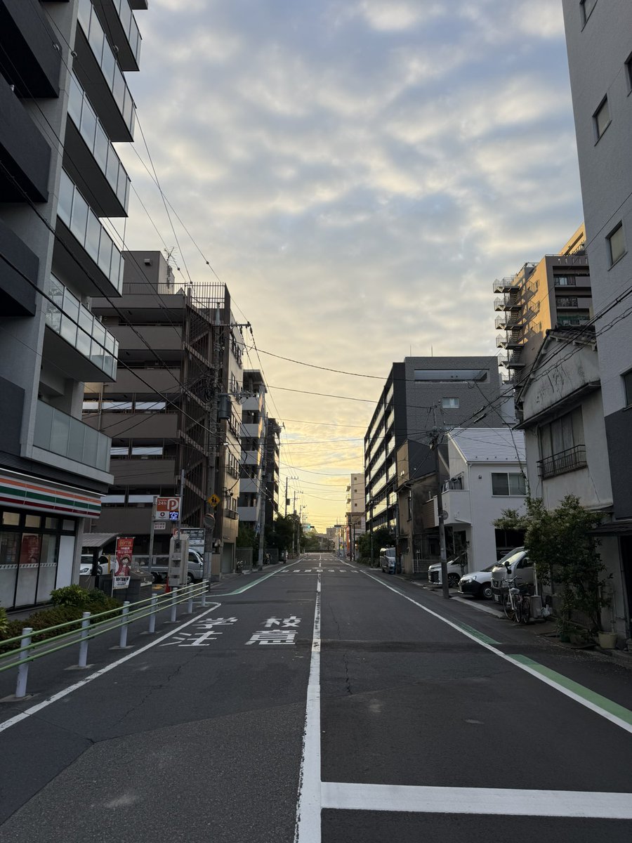 gyrojeff_'s tweet photo. 四点三刻的錦糸町

之前也想过这个问题

下楼 经过空无一人的街道 去便利店买东西 再拎着东西回家

这段短暂的时间为什么会那么的开心

无论是半夜还是清晨 https://t.co/MHRvUXVVSH