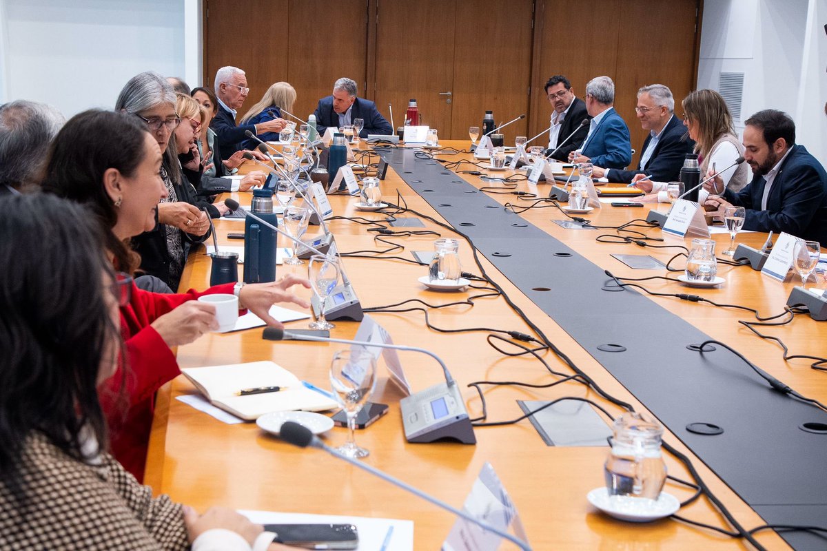 Uruguay_Natural's tweet photo. 📌 La Ministra (I), Ana Claudia Caram, participó en una nueva sesión del Consejo de Ministros realizada en la Torre Ejecutiva, encabezada por el Presidente de la República, Yamandú Orsi y la participación de la Vicepresidenta, Carolina Cosse. https://t.co/lWS3cWLGLq