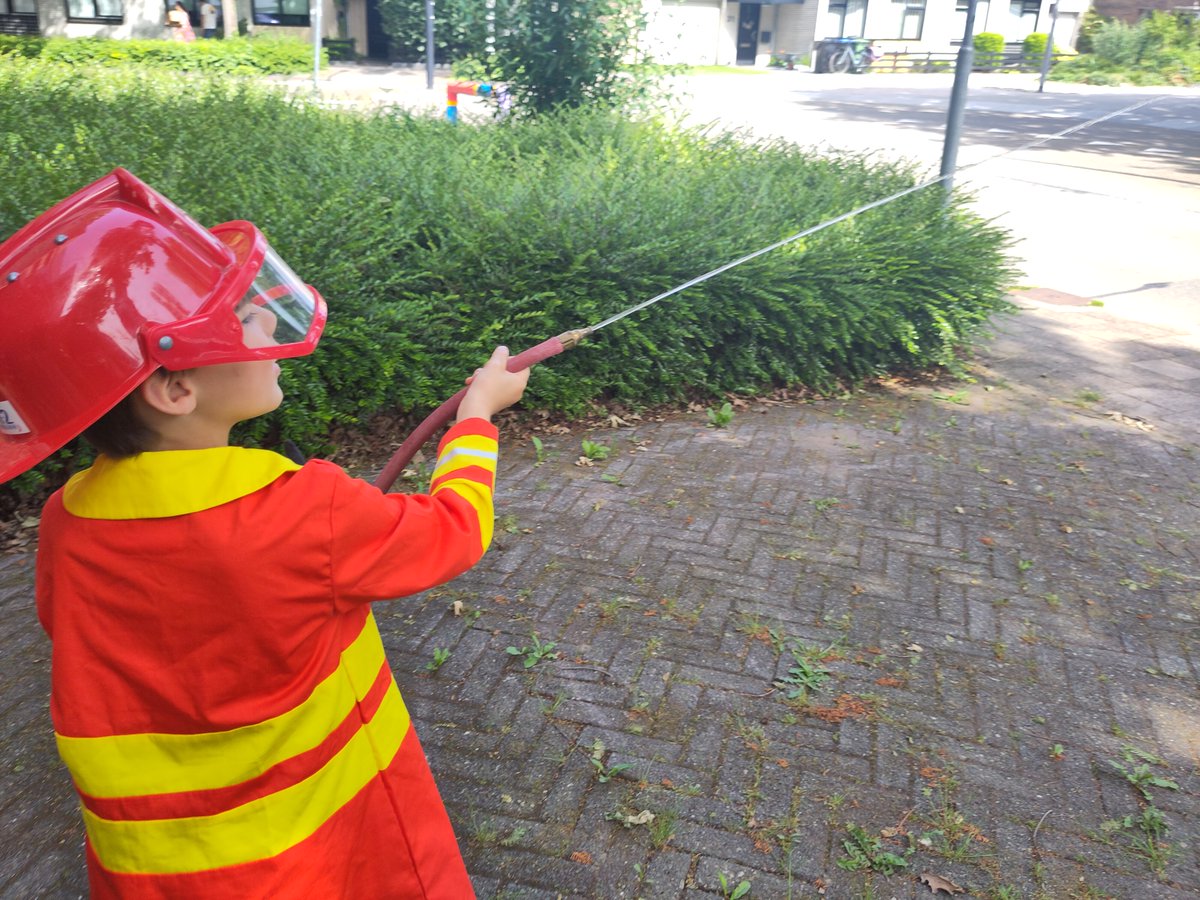 Spuit41's tweet photo. Het was prachtig zonnig weer voor het feestje van Ilja bij ons in het brandweermuseum.
In vol ornaat kwam hij de brandweerwagen in toen we hem thuis ophaalde.
Daarna naar de kazerne, spuiten met de emmerspuit en als laatste nog met het spuitspel de bal van de pion af krijgen. https://t.co/YiZQL0b6pK