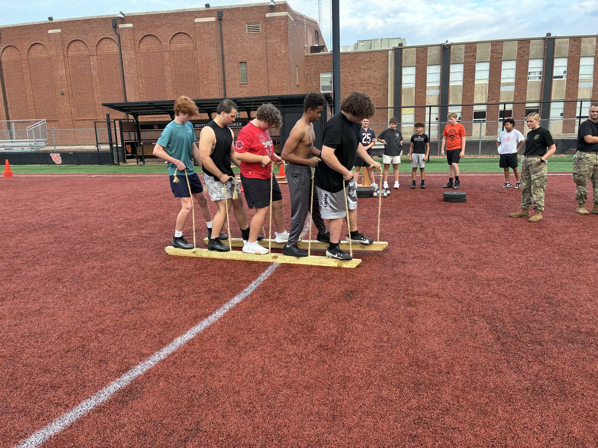 DubGFB's tweet photo. Thank you so much to @USArmy for coming by our lifting sessions today and helping us with our team building! You can’t go far, if everyone isn’t pulling in the same direction. Awesome to see our guys working together and communicating as a team today! #DubG https://t.co/tlz35NjGWU
