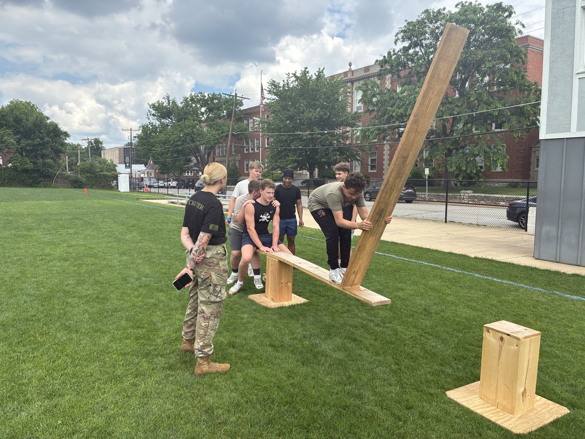DubGFB's tweet photo. Thank you so much to @USArmy for coming by our lifting sessions today and helping us with our team building! You can’t go far, if everyone isn’t pulling in the same direction. Awesome to see our guys working together and communicating as a team today! #DubG https://t.co/tlz35NjGWU