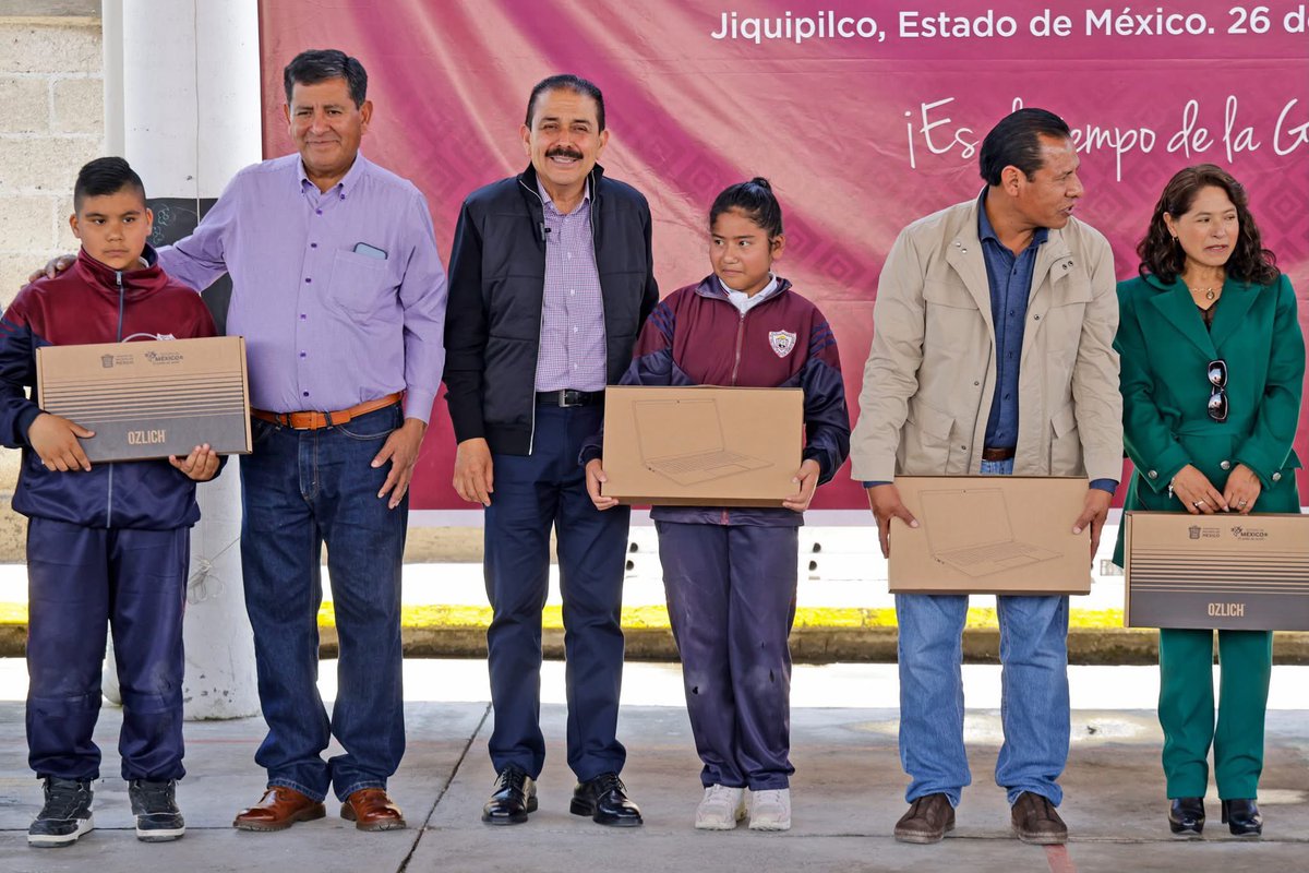 Revista4q's tweet photo. Más tecnología para la niñez de #Jiquipilco. 💻✨
El secretario Miguel Ángel Hernández Espejel entregó laptops en la Primaria “Benito Juárez”. Con el respaldo de la Presidenta @Claudiashein y las Becas “Rita Cetina”, impulsamos el bienestar y el futuro de las y los estudiantes mexiquenses. 🏫🤝
#ElPoderDeLaEducación #EducaciónEdoméx