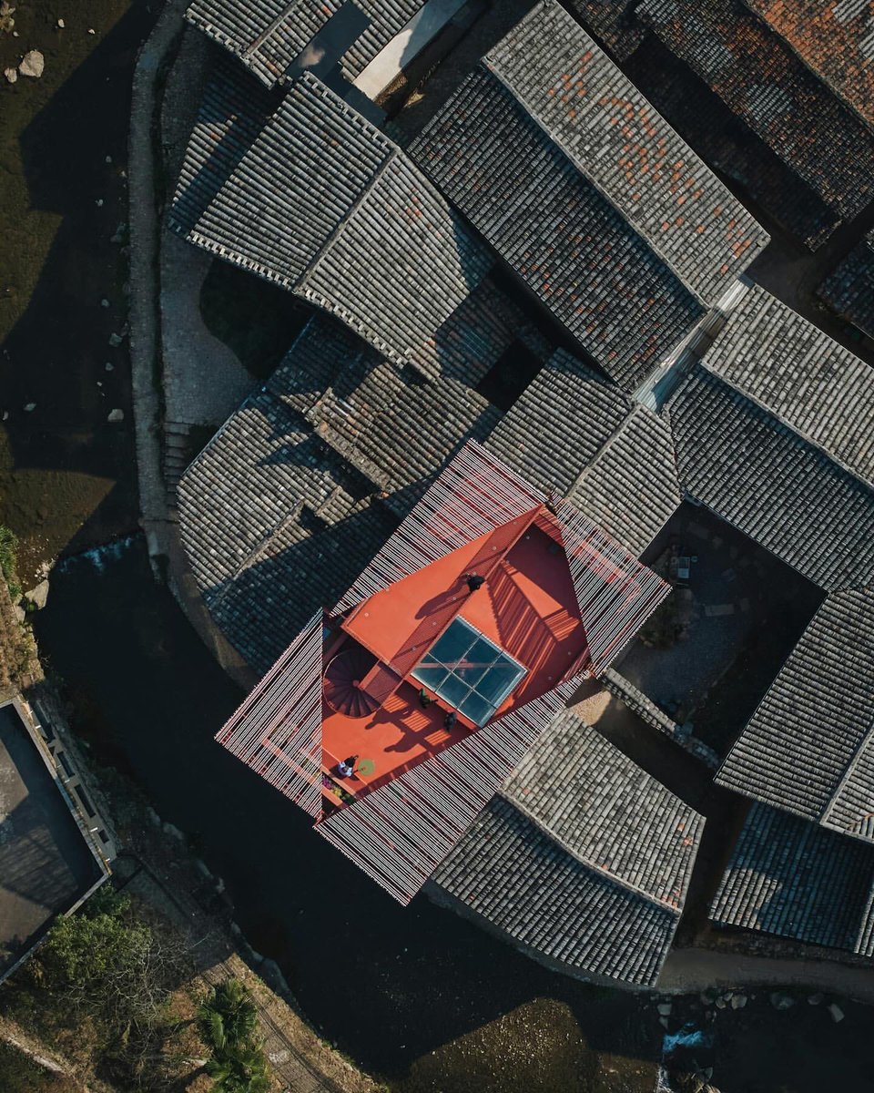 🌿 Inside, a skylit atrium connects all three floors and fills the