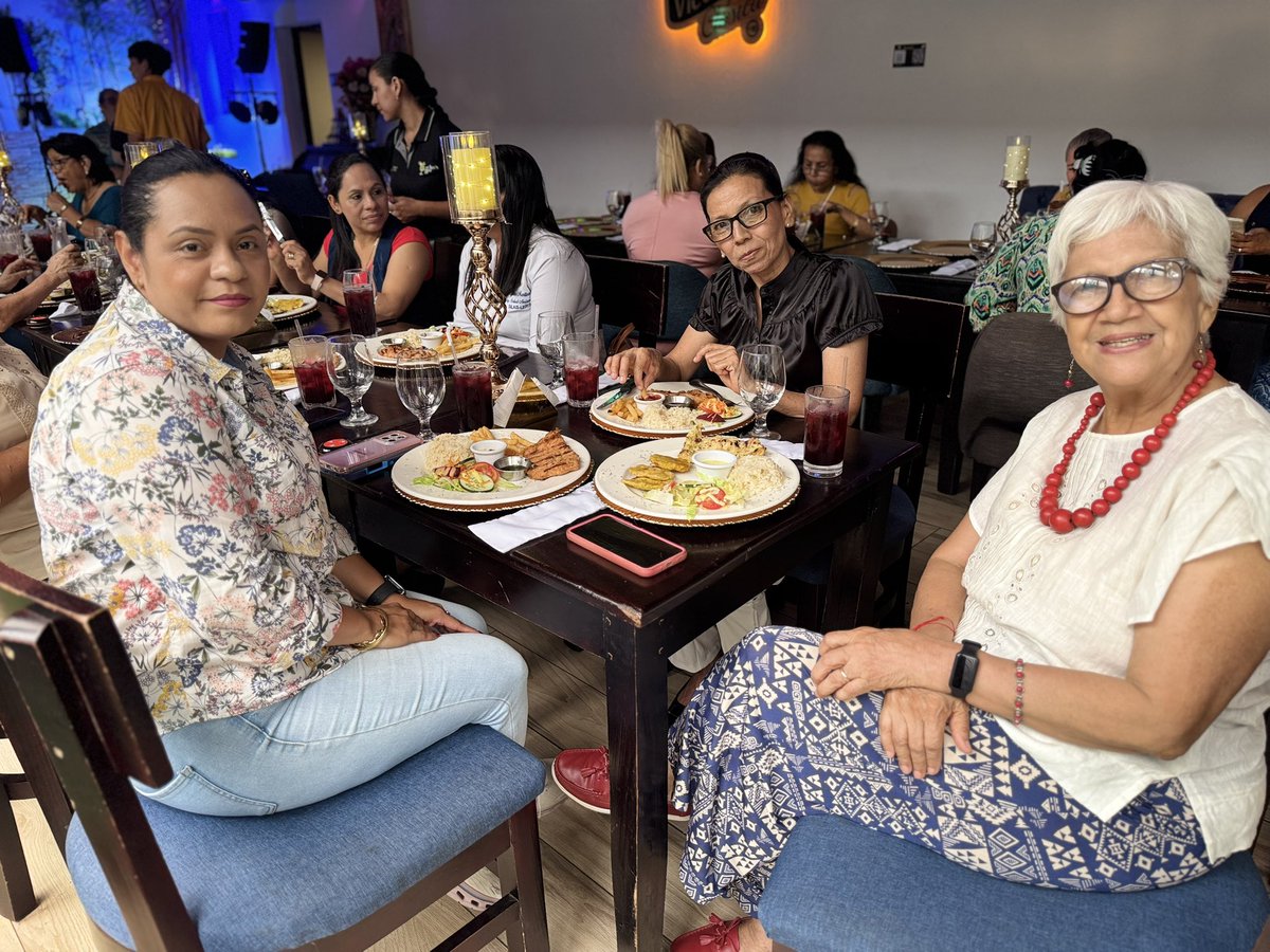 InturLeon's tweet photo. Nuestras madres turísticas continúan disfrutando de la actividad “Madre, un Amor Turístico”, compartiendo un delicioso almuerzo y recibiendo premios de parte de la delegación INTUR León. 🌸✨

#NicaraguaFascinanteIrresistible https://t.co/XXiZhzCwXo