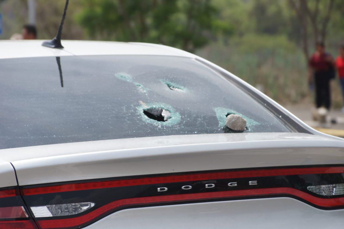ElUniversalOax's tweet photo. 🛑Así se encuentra el bloqueo de la Sección 22 del SNTE en la carretera federal 190 que conecta a la ciudad de Oaxaca con la región del Istmo de Tehuantepec, tras el enfrentamiento con pobladores del municipio Villa de Mitla

📷 Edwin Hernández https://t.co/73yFlpr7Dj