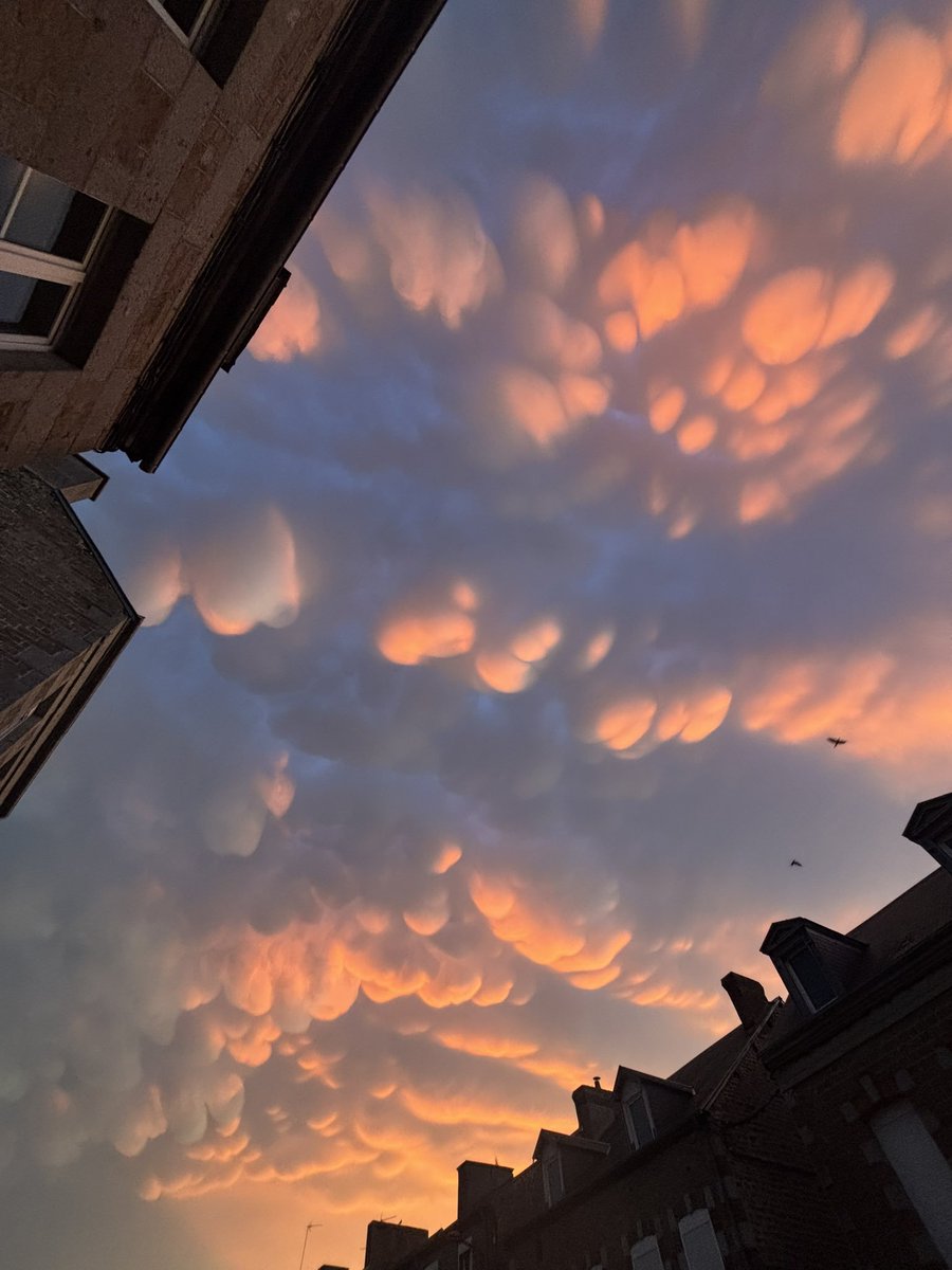 NormandieMeteo's tweet photo. 😱 MAMATUS 

Quel spectacle magnifique pour les yeux cet orage sur la partie Ouest de la Basse-Normandie.

Arcus, mamatus... Tout y est où presque. 
Attention à la grêle qui parfois atteint 4cm de diamètre.

Voici quelques photos sur le secteur de Vassy au moment où le soleil se couchait.

📸 Photos 13vcslD pour Météo Basse-Normandie
