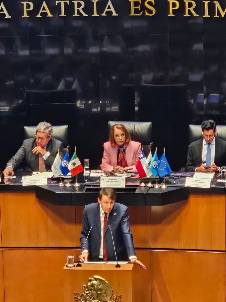 eulacfoundation's tweet photo. Nuestro director ejecutivo, @Albrunori asiste a la apertura formal de la Reunión de la Asamblea Parlamentaria Euro-Latinoamericana #EuroLat en #CDMX

El canciller mexicano @r_velascoa / @SE_mx reconoció que la pluralidad y el espíritu de unidad de este diálogo birregional será clave para avanzar hacia una asociación estratégica más estrecha, dinámica y de largo alcance.

@javilopezEU: “En un momento de fragmentación global, la alianza entre Europa y América Latina puede ser uno de los grandes espacios de estabilidad democrática del siglo XXI. Desde Eurolat y el Parlamento Europeo, estaremos a la altura de esa responsabilidad”.