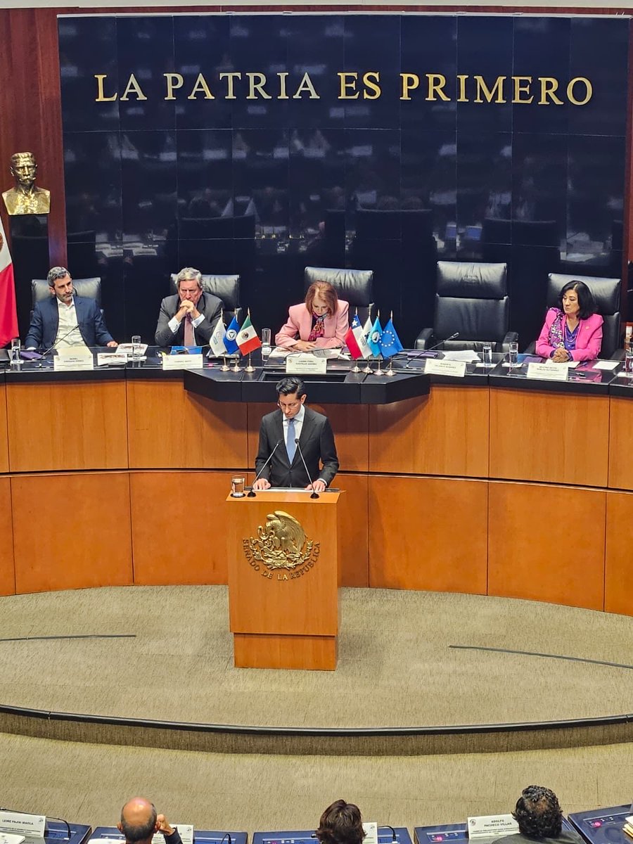 eulacfoundation's tweet photo. Nuestro director ejecutivo, @Albrunori asiste a la apertura formal de la Reunión de la Asamblea Parlamentaria Euro-Latinoamericana #EuroLat en #CDMX

El canciller mexicano @r_velascoa / @SE_mx reconoció que la pluralidad y el espíritu de unidad de este diálogo birregional será clave para avanzar hacia una asociación estratégica más estrecha, dinámica y de largo alcance.

@javilopezEU: “En un momento de fragmentación global, la alianza entre Europa y América Latina puede ser uno de los grandes espacios de estabilidad democrática del siglo XXI. Desde Eurolat y el Parlamento Europeo, estaremos a la altura de esa responsabilidad”.