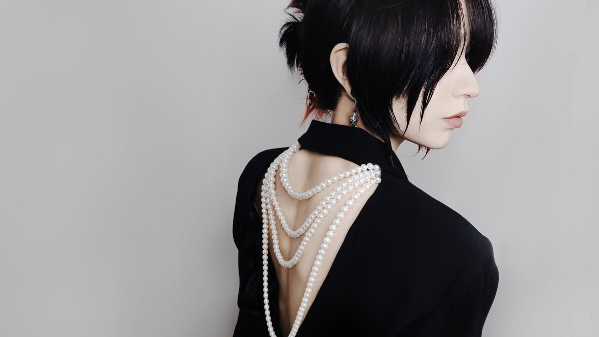 ReiRedmoths's tweet photo. PART 1
I have dreamt of this blazer for a long time now. 
I wanted to create a suit which can honour the back and waist lines, creating a double V shape (the hole in the back and the general shape of the torso) with a pearl earring.
#design #blazer #modeling #alternative #model https://t.co/yvuxba4DDb
