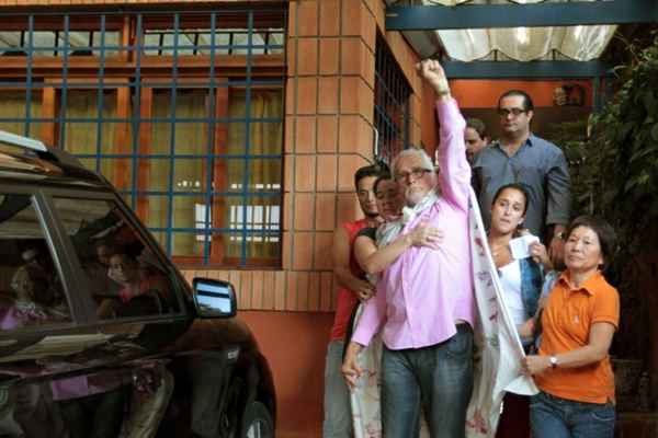 heldermaldonado's tweet photo. Mansão do Eduardo. Sobrado do Genoíno. Conheço algumas pessoas que ganham 40 mil como um deputado e definitivamente ninguém mantem o padrão do Eduardo. A mairoia tá bem mais próxima do padrão Genoino. Bananinha deve ser um genio dos investimentos e não estamos sabendo https://t.co/k35SzrgmVj