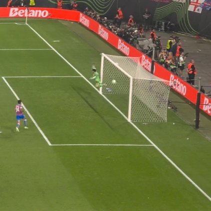 TouchlineX's tweet photo. 📸 - YEREMY PINO'S FREE KICK HIT THE INSIDE OF BOTH POSTS, THIS WAS INSANE !!!!!!! https://t.co/rMEXZFXBAY