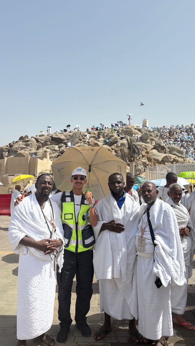 UOfjeddah's tweet photo. جهود الحج |

في يوم عرفة، يواصل متطوعو #جامعة_جدة جهودهم الميدانية دعمًا لأعمال الدفاع المدني @SaudiDCD في خدمة ضيوف الرحمن، والمساهمة في تعزيز السلامة والأمن في المشاعر المقدسة.
عطاءٌ وطني يعكس روح المسؤولية، ويجسد دور شباب الوطن في خدمة الحجاج ضمن منظومة متكاملة تسخر إمكاناتها لراحة ضيوف الرحمن.