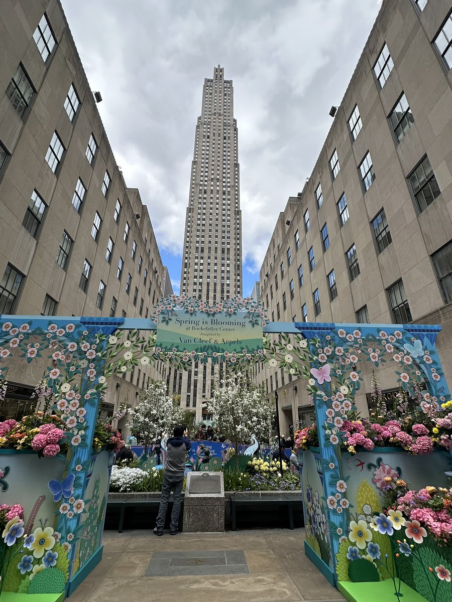 EllieJapan2022's tweet photo. My mom loves this brand I wish she could be here with me.
#VanCleefArpels #rockfellercenter #Manhttan #NYC #theUS #withmylove #event #happy #missmymom https://t.co/xvZfMmcaLD