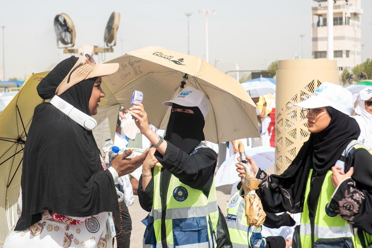 UOfjeddah's tweet photo. جهود الحج |

ضمن جهود خدمة ضيوف الرحمن في يوم عرفة، تواصل متطوعات #جامعة_جدة مشاركتهن الميدانية دعمًا لأعمال الدفاع المدني @SaudiDCD، من خلال الإسهام في تعزيز السلامة والأمن داخل المشاعر المقدسة.
وتعكس هذه الجهود روح العطاء والمسؤولية الوطنية لدى شباب الوطن، وتجسد تكامل الأدوار لخدمة الحجاج وتوفير أجواء آمنة ومطمئنة تيسر أداء مناسكهم بكل يسر وطمأنينة.