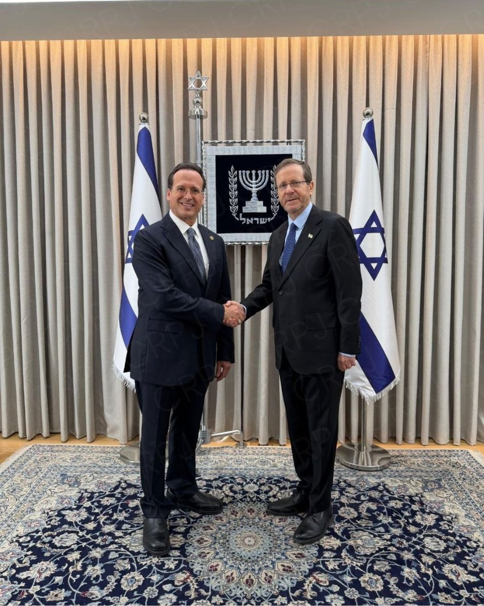 CRPazYJusticia's tweet photo. 🇮🇱🤝 El pasado 20 de mayo, el Dr. José Benjamín Pérez Matos mantuvo una reunión protocolar con el presidente @Isaac_Herzog en la sede oficial de la Presidencia del Estado de Israel, en Jerusalén.

Durante el encuentro se abordaron temas de alta relevancia internacional, así como los proyectos actuales y futuros impulsados por el Centro del Reino de Paz y Justicia en defensa de Israel y el fortalecimiento de vínculos internacionales.

Uno de los puntos centrales de la reunión fue la presentación del ambicioso programa de diplomacia pública internacional que el Centro desarrolla en América Latina, orientado a promover el traslado de embajadas a Jerusalén mediante el diálogo con líderes políticos, legisladores y referentes institucionales del continente.

@IsraelPresident

🇮🇱 Jerusalén como capital de Israel.
🌎 Diplomacia pública internacional.
🤝 Cooperación y diálogo institucional.

#Israel #Jerusalen #Diplomacia #PazYJusticia