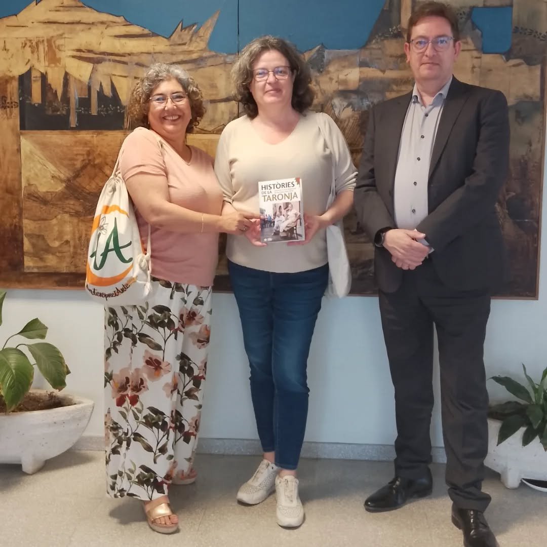 OBorrasAnna's tweet photo. Setmana de la @BibloCarcaixent
25 anys del "nou" edifici, per qui ens hem criat a l'anterior.
Una trobada d'autors i autores locals, divertida.
#fempoble https://t.co/YH33vV3IMl