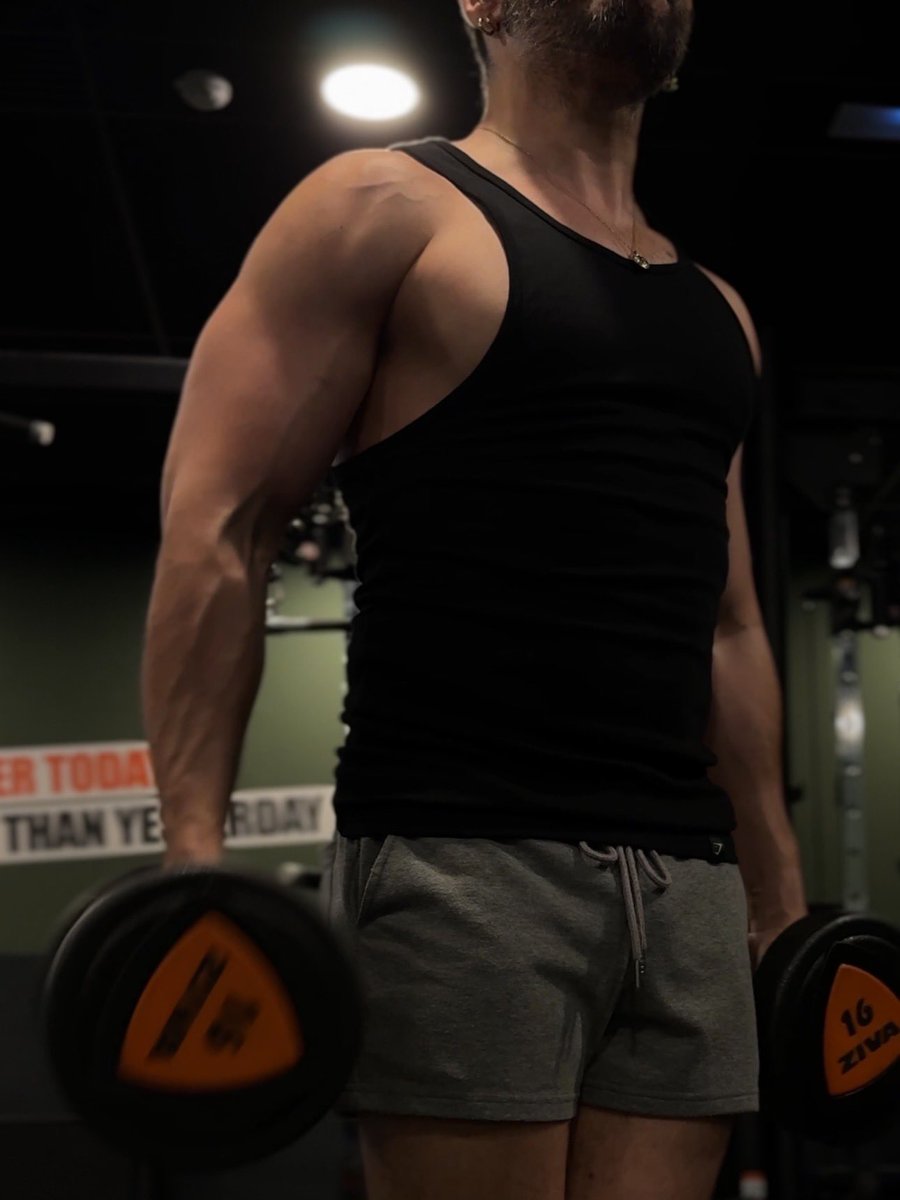 Limonggi's tweet photo. Arm day 👹✨ https://t.co/S3rjJRRrJ9