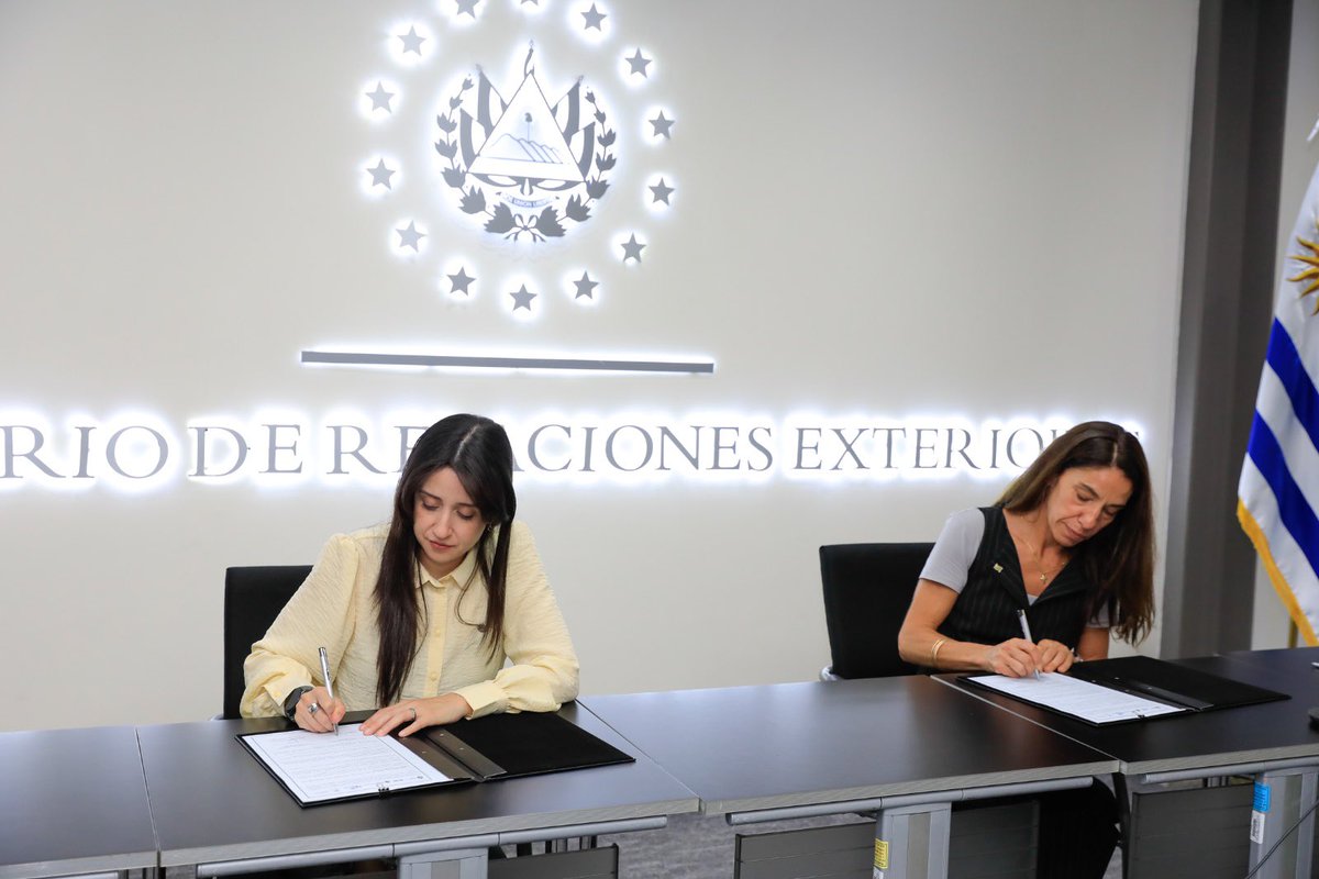 AuciUruguay's tweet photo. El director de #AUCI @Clavijo_Martin junto a la coordinadora de CSS, Castrillo participaron de la VII Reunión de Comisión Mixta, en la que se aprobó el Programa Bilateral 2026-2028, que consta de 3 proyectos de
✅ordenamiento territorial
✅seguridad vial
✅transformación digital https://t.co/CgMmpY6ujk
