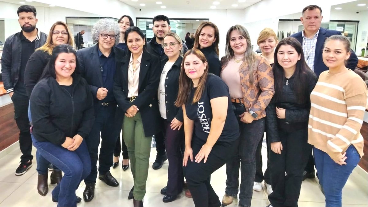 Sinafocal's tweet photo. ✨️🙌 El saber hacer se reconoce en Coronel Oviedo📍

En Joseph Academy llevamos adelante una nueva jornada de certificación de competencias en el sector de la Belleza y Estética 💇‍♀️

👥 Los participantes fueron evaluados en el perfil de aplicación de técnicas y tratamientos capilares, atravesando procesos de registro, asesoramiento y evaluación profesional.

👩🏻‍🏫 Acompañaron esta importante actividad la Lic. Sandra Ramírez, Coordinadora General de la Unidad Técnica Interministerial por el @MECpy, junto a representantes del REIFOCAL – SINAFOCAL.

📜 Además, el Sr. José Espínola recibió la resolución de habilitación de Joseph Academy, sede Coronel Oviedo como Laboratorio de Observación. 

Seguimos apostando a la profesionalización, el reconocimiento de competencias y el crecimiento del sector belleza en nuestro país 🇵🇾.