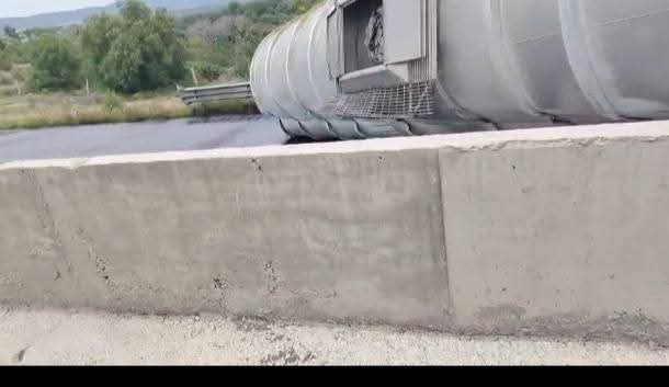 TrianguloRojo01's tweet photo. 🚨🚧🚨🚧🚨

Cierre total de circulación en ambos sentidos por volcadura de unidad pesada en la carretera Puebla-Cordoba, a la altura del kilómetro 208+700. Atienda indicaciones viales y tome vías alternas. https://t.co/rFOmDeVlfy