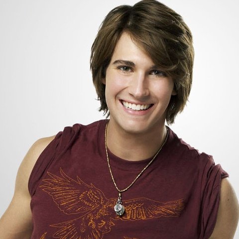 musicnewsfactpl's tweet photo. James Maslow z Big Time Rush pojawił się na wiecu przeciwko burmistrzowi Nowego Jorku, Zohranowi Mamdaniemu.

Osoby wspierające Izrael oskarżają Zohrana o antysemityzm po tym, jak odmówił udziału w paradzie Izraela. Jest to pierwszy burmistrz Nowego Jorku od 1964 r., który zrezygnował z uczestnictwa w tym wydarzeniu.