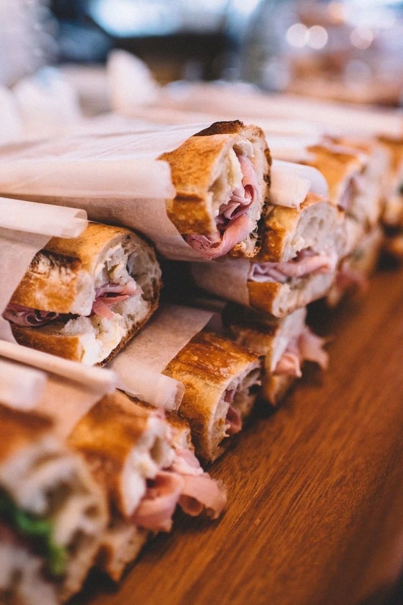 Parisianaes1's tweet photo. Don't forget your jambon-beurre 🥖 https://t.co/6wAilZw0ri