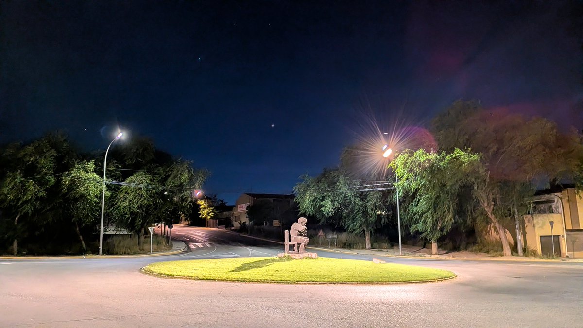 AlmansaMeteo's tweet photo. Júpiter y Venus en este anochecer de hoy en #Almansa . La temperatura máxima ha rondado los 30°C , mientras que la mínima se quedó en 9°C.  Sigue el calor y el sol los próximos días https://t.co/Vluytl99ia