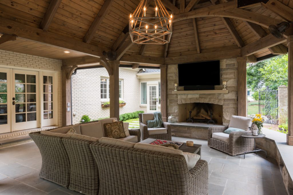 KingLandscaping's tweet photo. Once a place to grill and garden, the backyard has evolved to a haven to entertain friends and family and enjoy nature's solace. #outdoorliving #outdoorlivingspace #outdoors #landscapedesignbuild #landscapingcompany #atlantalandscaping https://t.co/OZEygt2OCa