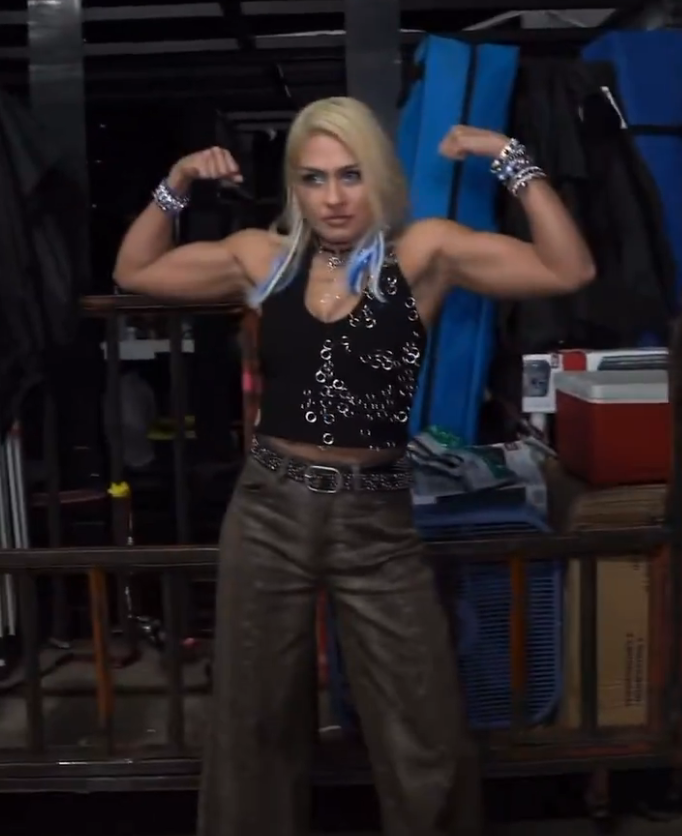 bigantie's tweet photo. we don't need Rhea or Jade anymore we have Giulia just look at those arms.... https://t.co/Wu2k1cC1jk