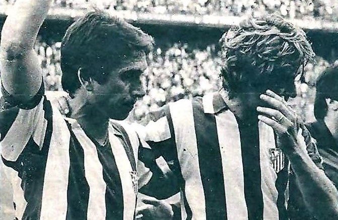 BenditalocuraAt's tweet photo. Se cumplen 47 años (27.5.1979) de la despedida del club de 2 grandes leyendas del Atleti de los 70's, ALBERTO (362 partidos) y LEIVINHA (93 partidos). 2 mitos inolvidables que ese día jugaron sus últimos minutos en el Calderón contra el Recreativo de Huelva (1-0). #TalDiaComoHoy https://t.co/tbpv5i8Zdk