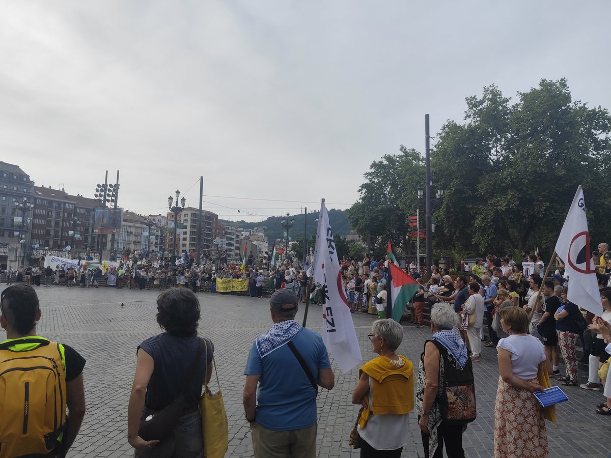 LABSoziala's tweet photo. Gerrari EZ! Bizitza duina denontzat!

Horixe aldarrikatu dugu gaur hamarnaka eragile eta kidek #Bilbo.n zubirik zubi egindako ekimenean.

Cadena puente a puente para reivindicar un modelo social que garantice vidas dignad en Euskal Herria. Para ello lo tenemos claro: Gerrari ez! https://t.co/DLak21giz6