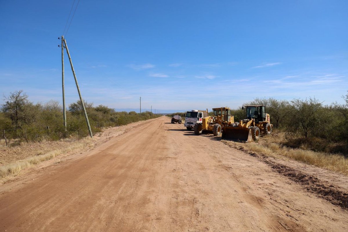 QuintelaRicardo's tweet photo. En San Pedro, dpto. Juan Facundo Quiroga inauguramos con mucha alegría este camino rural que viene a transformar la vida de muchas familias productoras de la zona. Son 18 kilómetros intervenidos para garantizar mejores condiciones de transitabilidad, permitiendo que pequeños productores puedan trasladar su producción de manera más segura y eficiente.
Estas obras son fundamentales porque fortalecen el arraigo, acompañan el trabajo de las familias riojanas y generan mejores oportunidades para el desarrollo de la provincia.