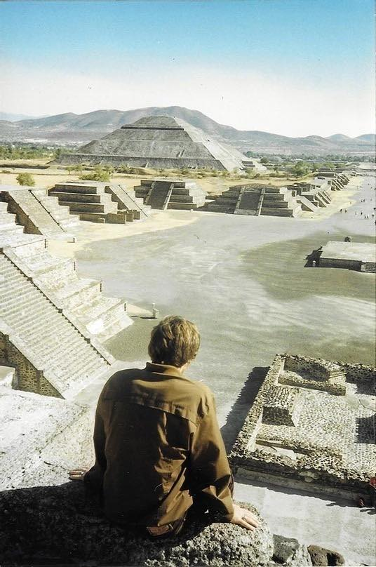 remnantsofpast's tweet photo. Noel Gallagher in Teotihuacan, Mexico, 1998 https://t.co/hSpt2fFaTD