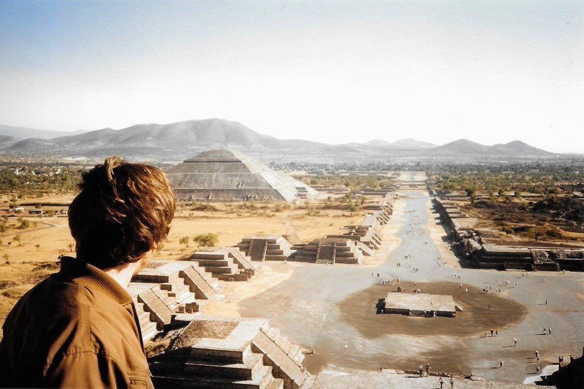 remnantsofpast's tweet photo. Noel Gallagher in Teotihuacan, Mexico, 1998 https://t.co/hSpt2fFaTD