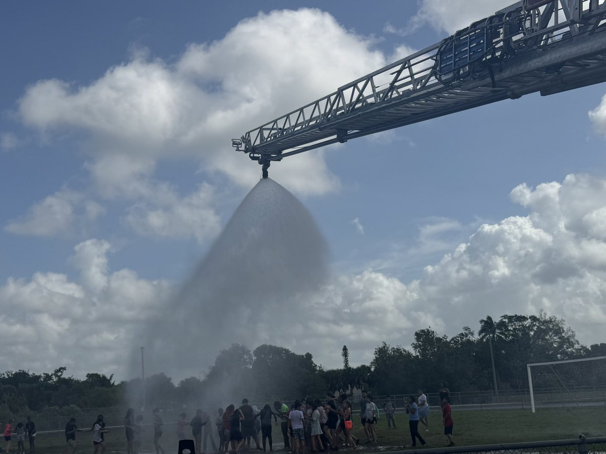 ManateeElem's tweet photo. Manatee’s Field Day was a huge success!! The kids had an absolute blast, and the staff had just as much fun too! https://t.co/tvI802XXZC