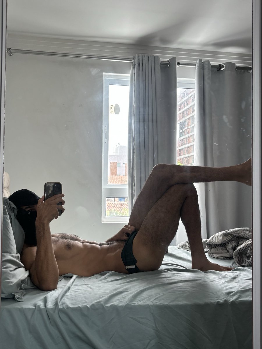Escorpiao1997's tweet photo. Olha o tamanho da minha perna 🫣 https://t.co/ZPDkLJ3mAo