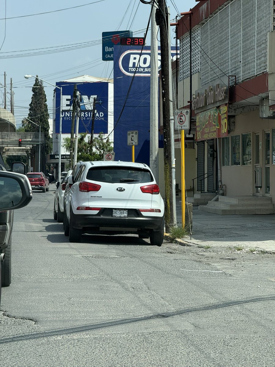 cortes0122's tweet photo. No entienden!! Y ahí están los letreros de no estacionarse !!! Solo estorban !! @telediariomty @mtygob prolongación Moisés Sáenz mitras por Simón bolívar y estación del metro hospital https://t.co/jxbHdoJ8JC