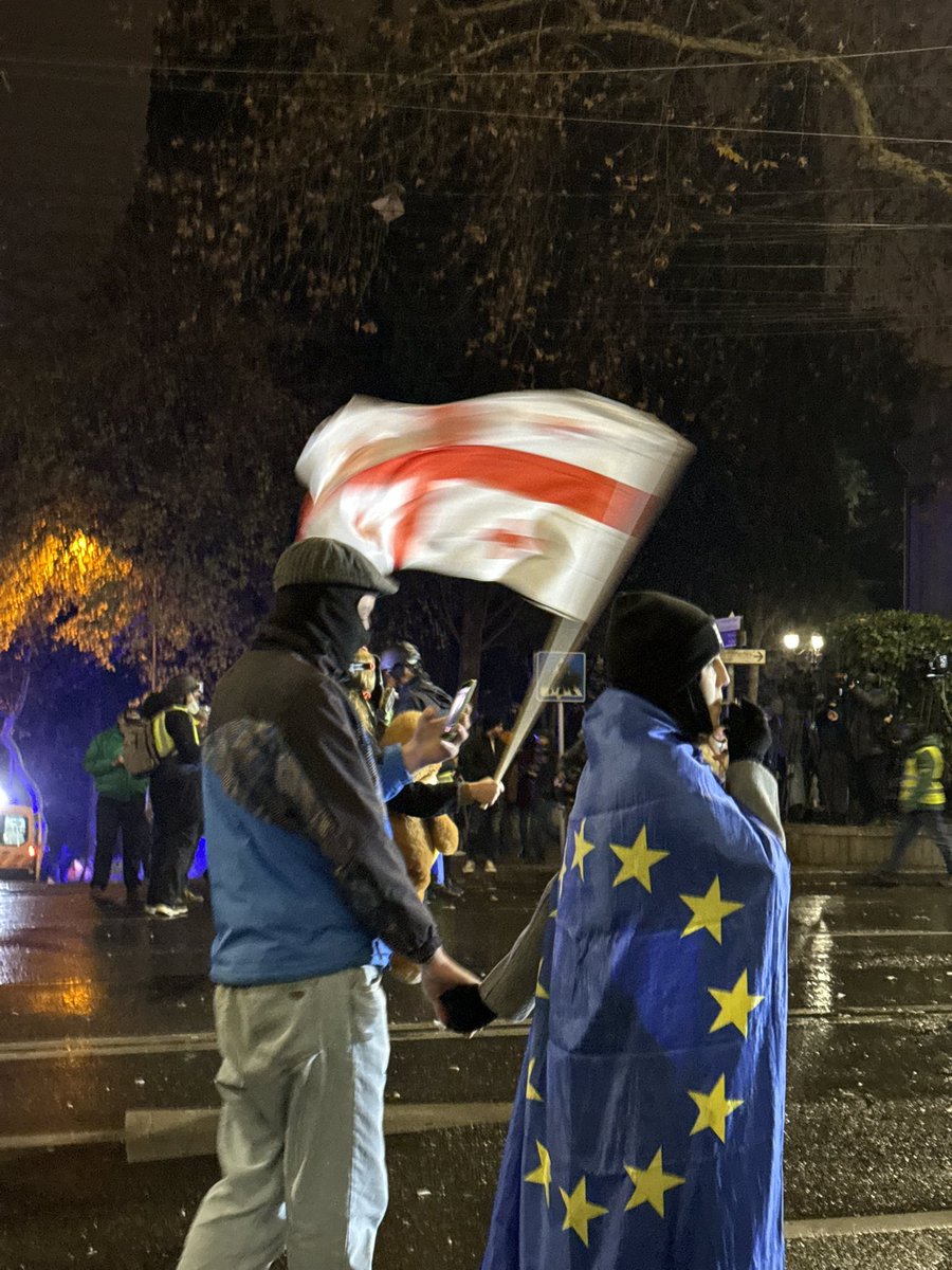 AmourskyCyrille's tweet photo. Cette attaque stupide et invraisemblable de LFI m’agace à un point…

Saakashvili fut un modèle pour tous les leaders pro-démocratie des pays slaves de l’ex URSS.

Liste non exhaustive de ses réussites : 

- De la 133e place en 2004 à la 51e en 2012 en matière de perception de la corruption.

- Souveraineté totale vis-à-vis de Moscou.

- Réforme complète de la justice et de la police.

- Économie multipliée par près de 2 entre 2003 et 2013, avec un revenu par habitant qui a quasiment triplé.  

- Géorgie classée parmi les meilleurs réformateurs économiques du monde par la Banque mondiale.  

- Passage de la 100e à la 12e place mondiale dans le classement Doing Business entre 2006 et 2011.  

- Suppression en une journée de l’ensemble de la police routière corrompue (environ 16 000 agents), puis reconstruction complète des forces de police.  

- Fin quasi totale de la corruption du quotidien : pots-de-vin dans l’administration, la police, les universités ou les services publics massivement réduits.
  
- Budget de l’État augmenté de 300 % en trois ans grâce à la réforme fiscale et à la lutte contre l’évasion.  

- Modernisation rapide des infrastructures : fin des coupures massives d’électricité, rénovation des routes, écoles et hôpitaux.  

- Orientation claire vers l’UE et l’OTAN, avec rupture assumée de la dépendance politique russe.  

- Administration drastiquement simplifiée, réduction massive de la bureaucratie et facilitation des créations d’entreprises.  

Bref, pas de quoi avoir honte.

Tout cela alors que son pays s’était fait envahir par la Russie et qu’à l’issue de la guerre, la Géorgie a perdu 20% de son territoire. Il a été abandonné, comme l’Ukraine en 2014 avec la Crimée.

Son deuxième mandat fut plus mitigé, avec des abus de pouvoir. Mais de là à dire que c’était un dictateur — surtout quand on ne sait même pas placer le pays sur une carte et qu’on ne maîtrise absolument pas le sujet — c’est une aberration.

Il n’y a aucune honte à avoir travaillé avec Saakashvili, bien au contraire : c’était un véritable réformateur, qui a laissé le pays dans un bien meilleur état que lorsqu’il l’avait trouvé.

Saakashvili est d’ailleurs aujourd’hui en prison, pour des motifs politiques infondés.

Quand on voit le virage pro-Kremlin et autoritaire du gouvernement actuel, les accusations de dictature visant les années Saakashvili font légèrement sourire.

J’y étais. J’ai vu la répression du gouvernement.

Étonnamment, on n’a jamais entendu ces mêmes personnes exprimer la moindre critique envers Ivanichvili et ses sbires, qui ont pris leur population en otage, truqué les élections et pactisé avec l’ennemi juré de la Géorgie.