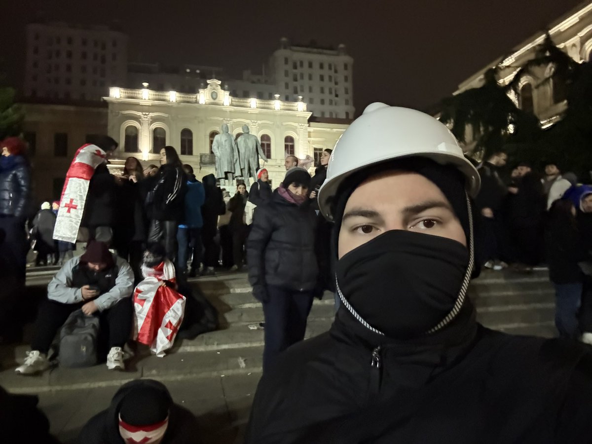 AmourskyCyrille's tweet photo. Cette attaque stupide et invraisemblable de LFI m’agace à un point…

Saakashvili fut un modèle pour tous les leaders pro-démocratie des pays slaves de l’ex URSS.

Liste non exhaustive de ses réussites : 

- De la 133e place en 2004 à la 51e en 2012 en matière de perception de la corruption.

- Souveraineté totale vis-à-vis de Moscou.

- Réforme complète de la justice et de la police.

- Économie multipliée par près de 2 entre 2003 et 2013, avec un revenu par habitant qui a quasiment triplé.  

- Géorgie classée parmi les meilleurs réformateurs économiques du monde par la Banque mondiale.  

- Passage de la 100e à la 12e place mondiale dans le classement Doing Business entre 2006 et 2011.  

- Suppression en une journée de l’ensemble de la police routière corrompue (environ 16 000 agents), puis reconstruction complète des forces de police.  

- Fin quasi totale de la corruption du quotidien : pots-de-vin dans l’administration, la police, les universités ou les services publics massivement réduits.
  
- Budget de l’État augmenté de 300 % en trois ans grâce à la réforme fiscale et à la lutte contre l’évasion.  

- Modernisation rapide des infrastructures : fin des coupures massives d’électricité, rénovation des routes, écoles et hôpitaux.  

- Orientation claire vers l’UE et l’OTAN, avec rupture assumée de la dépendance politique russe.  

- Administration drastiquement simplifiée, réduction massive de la bureaucratie et facilitation des créations d’entreprises.  

Bref, pas de quoi avoir honte.

Tout cela alors que son pays s’était fait envahir par la Russie et qu’à l’issue de la guerre, la Géorgie a perdu 20% de son territoire. Il a été abandonné, comme l’Ukraine en 2014 avec la Crimée.

Son deuxième mandat fut plus mitigé, avec des abus de pouvoir. Mais de là à dire que c’était un dictateur — surtout quand on ne sait même pas placer le pays sur une carte et qu’on ne maîtrise absolument pas le sujet — c’est une aberration.

Il n’y a aucune honte à avoir travaillé avec Saakashvili, bien au contraire : c’était un véritable réformateur, qui a laissé le pays dans un bien meilleur état que lorsqu’il l’avait trouvé.

Saakashvili est d’ailleurs aujourd’hui en prison, pour des motifs politiques infondés.

Quand on voit le virage pro-Kremlin et autoritaire du gouvernement actuel, les accusations de dictature visant les années Saakashvili font légèrement sourire.

J’y étais. J’ai vu la répression du gouvernement.

Étonnamment, on n’a jamais entendu ces mêmes personnes exprimer la moindre critique envers Ivanichvili et ses sbires, qui ont pris leur population en otage, truqué les élections et pactisé avec l’ennemi juré de la Géorgie.