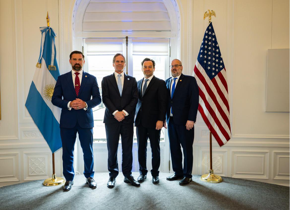 ARGinUSA's tweet photo. 🇦🇷 Celebramos el 216° aniversario del 25 de Mayo en nuestra Embajada en Washington D.C., reunidos para conmemorar el momento fundacional que puso a la Argentina en el camino hacia la libertad y el autogobierno.

Como destacó el Embajador Alejandro Oxenford: "Dos siglos después de Mayo de 1810, Argentina y Estados Unidos se encuentran más alineados que en cualquier otro momento reciente, unidos por los mismos valores de libertad, democracia y Estado de derecho."

Agradecemos especialmente la presencia y las palabras del Embajador Gregory LoGerfo, Coordinator for Counterterrorism del Departamento de Estado @StateDeptCT, y de Michael Jensen, Senior Director for the Western Hemisphere del Consejo de Seguridad Nacional @WHAAsstSecty 

También celebramos junto a representantes de la Casa Blanca, los Departamentos de Estado y Comercio, NOAA, BID, Banco Mundial, NASA, líderes de los sectores minero, energético y tecnológico, y representantes de la comunidad argentina en Washington D.C. 🇦🇷🇺🇸