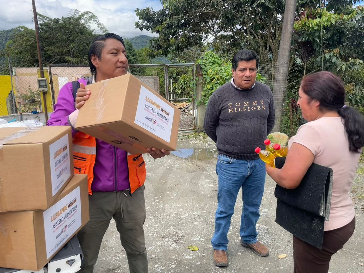 Riesgos_Ec's tweet photo. 📍 #Napo 

La Secretaría Nacional de Gestión de Riesgos, en coordinación con @GoberNapo, entregó asistencia humanitaria a familias afectadas por un deslizamiento en la parroquia Linares, cantón El Chaco, tras las intensas lluvias registradas en días anteriores.

Continuamos articulando acciones en territorio para brindar atención oportuna y acompañamiento a la población afectada. 🇪🇨