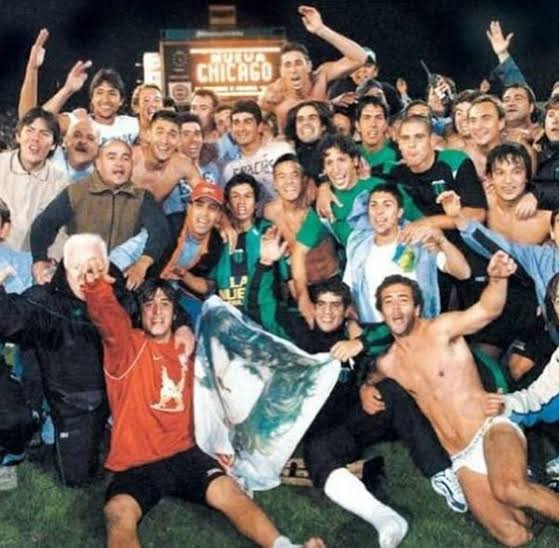 ChicagoCorazon's tweet photo. Hoy se cumplen 20 años del ascenso a primera división en el viejo Chateau Carreras, hoy Mario Alberto Kempes en Córdoba ante Belgrano. Una temporada que no había arrancado de la mejor manera finalizó con Chicago como campeón del Clausura y ascendiendo de visitante en Córdoba como en 2001.

Tras haberle ganado a Talleres 1-0 semanas previas en Córdoba, Chicago se coronó campeón del Clausura 06 y jugó la primera final ante Godoy Cruz. La ida fue 1-1 en Mataderos y derrota en Mendoza 3-1. 

Sin descanso pero con el deseo a flor de piel y el corazón en la mano el Torito batalló una segunda final ante el Pirata cordobés que fue el mejor ubicado de la tabla anual. La ida que fue en Caballito terminó con victoria 3-1 para el verde, todo se definía en tierra santa, como aquella noche del 2001.

Más de 10000 almas Verdinegras ocuparon la cabecera del estadio para vivir una tarde/noche que aún sigue emocionando y sacando lágrimas desde los recuerdos.
Con un Belgrano envalentonado y una ventaja de 3-0 arriba apareció la mística de Mataderos y una genialidad de Carranza para sacar desde la raya de fondo un centro para el 'Chuly' Wernly que apareció de 9.

Ahí José Jozami dijo lo más cierto: "Nunca den por muerto a Chicago". 4-4 en el global y los penales esperaban en el horizonte, pero Motta desde el banco le grita a los extenuados guerreros "vamos que están muertos muchachos". Lo que siguió fue otra corrida de Carranza que reventó el palo y en el rebote Lucas Simón empezaba a desatar la locura que se consumaria minutos más tarde con el gol de Cristian Pellerano.

Córdoba otra vez rendida a los pies de Chicago. El barrio de Mataderos volvía a ser fiesta y por tercera vez Nueva Chicago desembarcaba en la máxima categoría del fútbol Argentino.

Eternamente gracias a todo ese grupo de hombres que nos hicieron campeones y un fuerte abrazo al cielo para el recuerdo y agradecimiento a Rodolfo y Pablo Motta, los capitanes de aquel barco.

Salud campeones, salud Chicago.